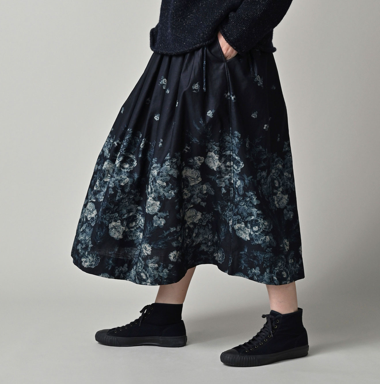 45Rインディゴ抜染ローズプリントのイージーギャザースカート: WOMEN｜45R
